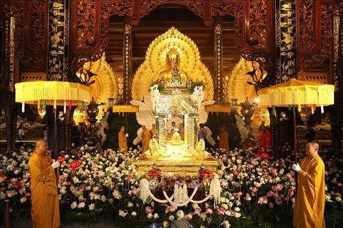 Đông đảo người dân và tín đồ Phật tử chiêm bái xá lợi Đức Phật tại chùa Bái Đính