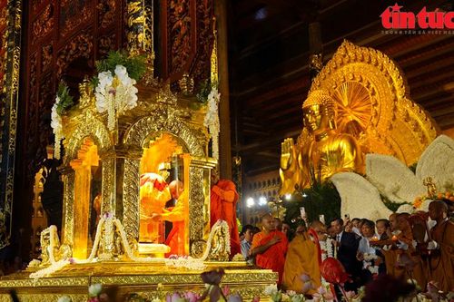 Người dân Ninh Bình đội nắng cung rước xá lợi Đức Phật về chùa Bái Đính