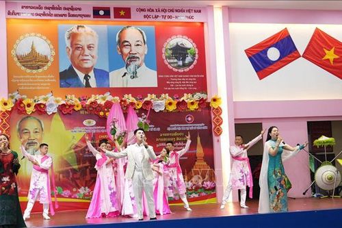 Biểu diễn nghệ thuật 'Người là niềm tin tất thắng' tại Lào