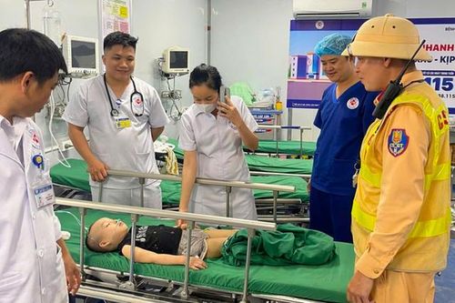 Người phụ nữ bị chảy máu não được CSGT đưa đi cấp cứu kịp thời