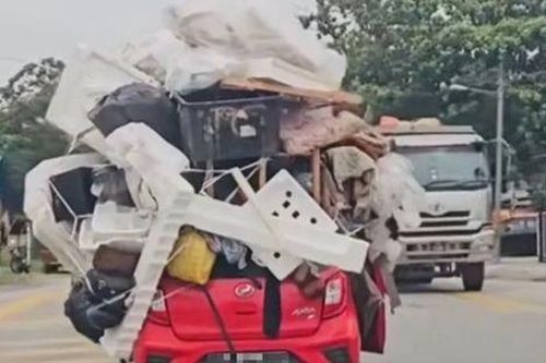 Tài xế liều lĩnh chất đống đồ cao ngất lên xe nhỏ, cảnh tượng khiến dân mạng thót tim