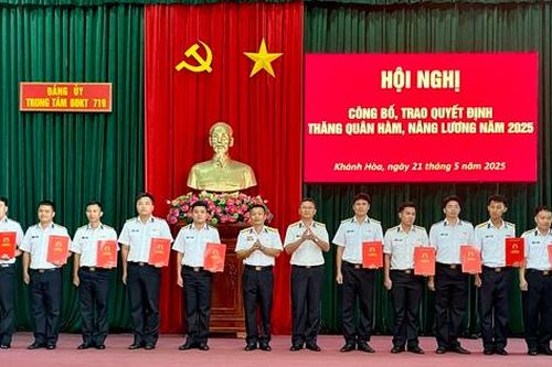 Trung tâm Bảo đảm Kỹ thuật 719 trao quyết định thăng quân hàm, nâng lương cho sĩ quan