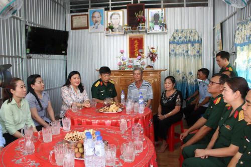 Bộ Chỉ huy Quân sự tỉnh bàn giao nhà Tình nghĩa cho gia đình Liệt sĩ