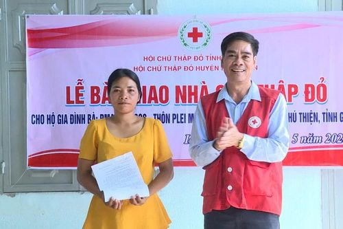 Bàn giao nhà 'Chữ thập đỏ' cho hộ khó khăn