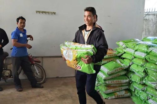Cấp 8 tấn giống lúa TBR97 cho nông dân xã Ia Khươl