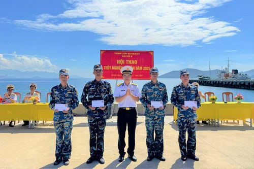 Học viện Hải quân tổ chức hội thao thủy nghiệp cơ bản cho học viên