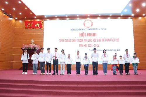 Tuyên dương, khen thưởng nhà giáo, học sinh đạt thành tích cao năm học 2024-2025