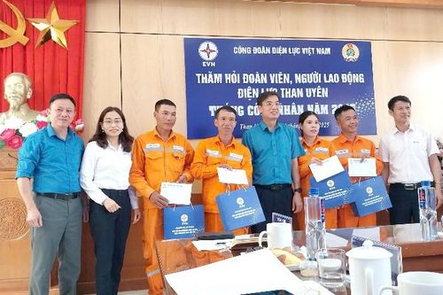 Công đoàn Điện lực Việt Nam thăm hỏi, tặng quà 5 công nhân có hoàn cảnh khó khăn