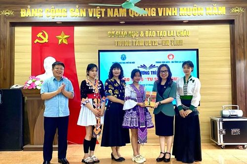 Trao tặng tủ sách HOU cho Trung tâm Giáo dục thường xuyên - Hướng nghiệp tỉnh