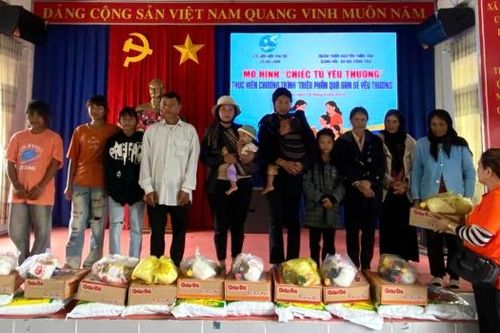 Ấm áp tình người với chương trình Triệu phần quà san sẻ yêu thương