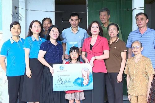 Trao tặng sổ tiết kiệm cho trẻ mồ côi