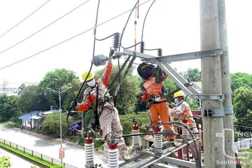 Nỗ lực 'giữ' dòng điện thông suốt mùa nắng nóng