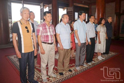 Nguyên lãnh đạo các báo Đảng địa phương dâng hương tại Khu di tích lịch sử 915