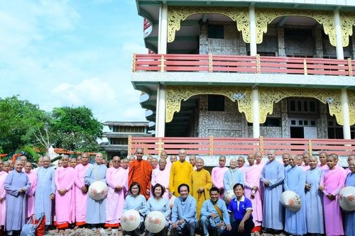 Đoàn chư tôn đức GHPGVN TP.HCM thăm các tu viện, hỗ trợ người dân Myanmar sau động đất
