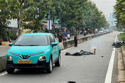 Taxi công nghệ chạy ngược chiều tông trúng xe máy, người đàn ông tử vong tại chỗ