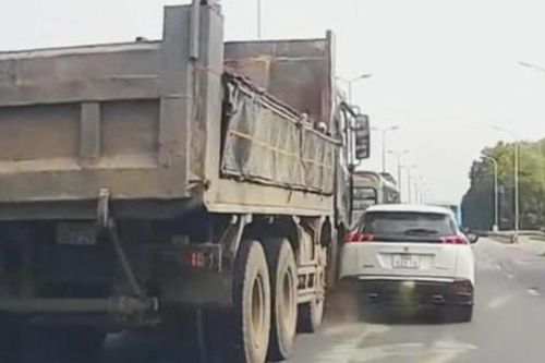 Ô tô tải chuyển làn ẩu, va vào sườn xe con