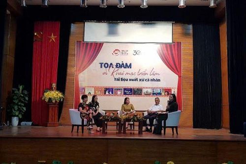 Tọa đàm và khai mạc triển lãm 'Tài liệu xuất xứ cá nhân' tôn vinh di sản từ những trang giấy nhỏ