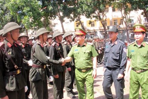 Đồng loạt bế giảng khóa huấn luyện chiến sĩ mới năm 2025