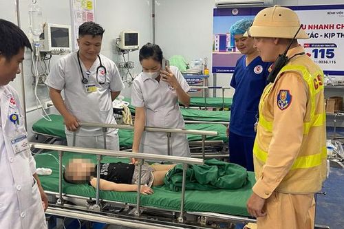 CSGT kịp thời hỗ trợ người dân trong tình huống khẩn cấp