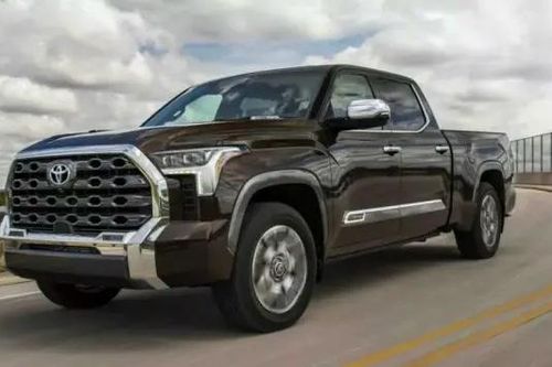 Toyota gọi sửa chữa hơn 400.000 xe bán tải lỗi đèn lùi