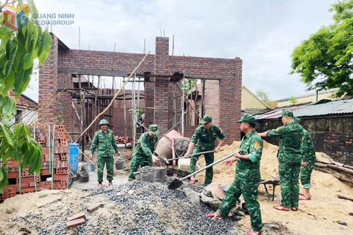 Đồn Biên phòng Trà Cổ: Hỗ trợ hộ gia đình có hoàn cảnh khó khăn 100 triệu đồng xây dựng nhà ở