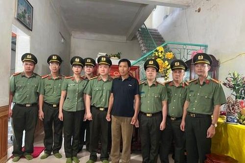 Công an TPHCM thăm hỏi, động viên, chia sẻ với gia đình liệt sỹ Nguyễn Đăng Khải