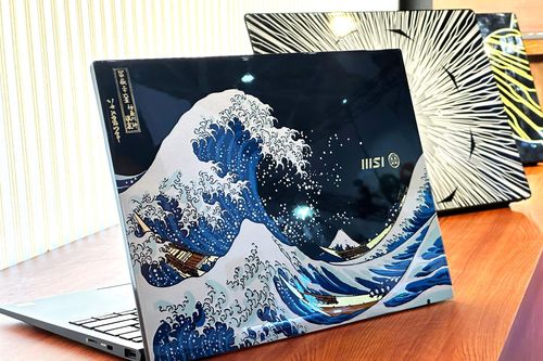 Cận cảnh laptop MSI họa tiết sơn mài dùng bột vàng lá chế tác