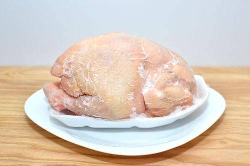 Cách rã đông gà nguyên con chuẩn để giữ hương vị