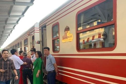 Tàu Hoa Phượng Đỏ giảm giá vé cho khách tập thể và khách đi thường xuyên