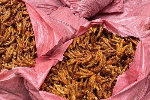 Dừng xe kiểm tra, phát hiện 1,5 tấn chân gà không rõ nguồn gốc đang trên đường đi tiêu thụ