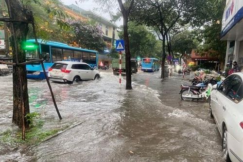 Nhiều tuyến phố ở Hà Nội có nguy cơ ngập do mưa lớn