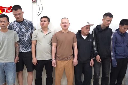 Triệt phá sới bạc lưu động 'ẩn' trong rừng, bắt 17 đối tượng nhiều tiền án, tiền sự