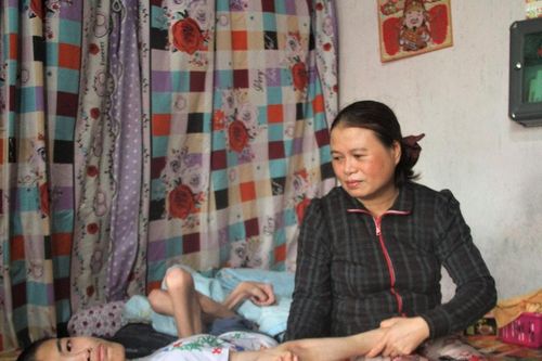 Quảng Nam: Xót xa người mẹ chăm con trai bị teo cơ bẩm sinh