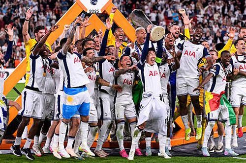 Sự cố hy hữu xảy ra sau khi Tottenham chấm dứt cơn khát danh hiệu kéo dài 17 năm