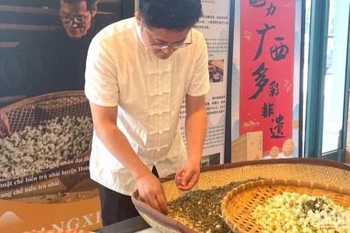 Từ chén trà đến 'hành trình đỏ' - Nhịp cầu kết nối nhân dân Việt-Trung