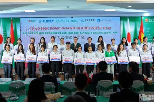 Doanh nghiệp Nhật Bản trao hơn 340 triệu đồng học bổng cho sinh viên Đà Nẵng
