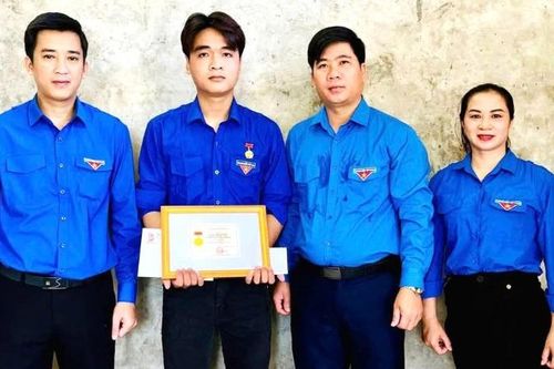 Trao Huy hiệu 'Tuổi trẻ dũng cảm' cho đoàn viên cứu người đuối nước tại Quảng Bình