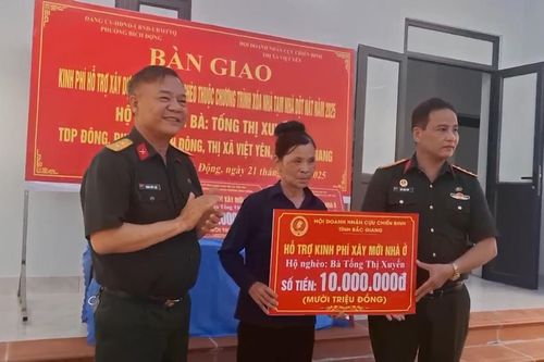 Bàn giao nhà tình nghĩa cho bà Tống Thị Xuyến