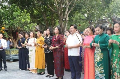 Phó Chủ tịch Quốc hội Nguyễn Thị Thanh dâng hương tại Đền Đô, Bắc Ninh