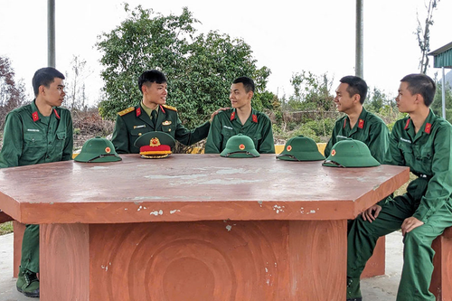 Chiến sĩ làm công tác tư tưởng cho chiến sĩ