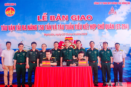 Quân khu 4 tiếp nhận bàn giao tàu vận tải đa năng và tàu tuần tiễu kết hợp chở quân
