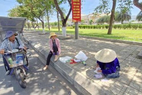 Rủi ro nghề bán vé số dạo