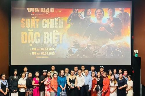 Kiều bào xúc động khi xem 'Địa đạo: Mặt trời trong bóng tối'