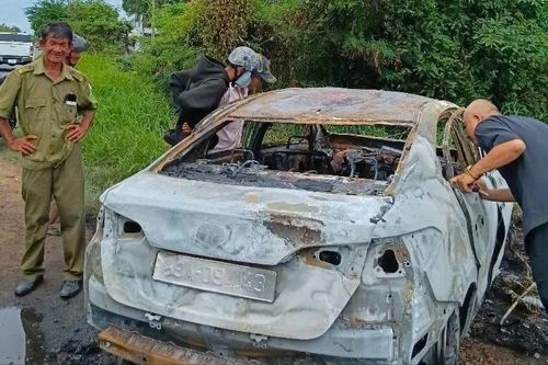 Ô tô bốc cháy khi lưu thông trên quốc lộ Nam Sông Hậu