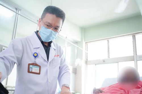 Trực thăng đưa nạn nhân vụ cháy giàn khoan Sông Đốc vào TPHCM cấp cứu