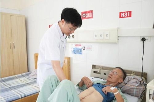 Cắt dạ dày, đại tràng và đốt u gan di căn trong cùng 1 lần