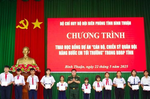 13 học sinh nhận học bổng'Cán bộ, chiến sỹ quân đội nâng bước em tới trường'
