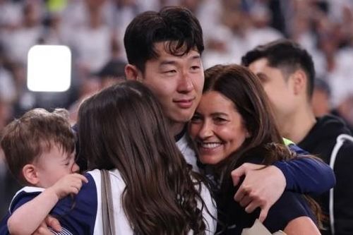 Không có bạn gái, Son ăn mừng cùng vợ con đồng đội