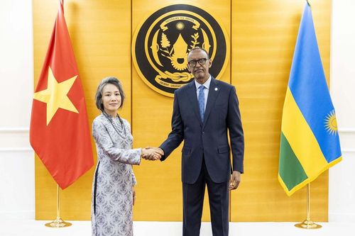 Đại sứ Việt Nam trình Thư ủy nhiệm lên Tổng thống Rwanda Paul Kagame