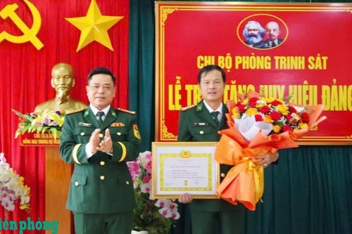 Đảng ủy BĐBP tỉnh Gia Lai trao tặng Huy hiệu 30 năm tuổi Đảng